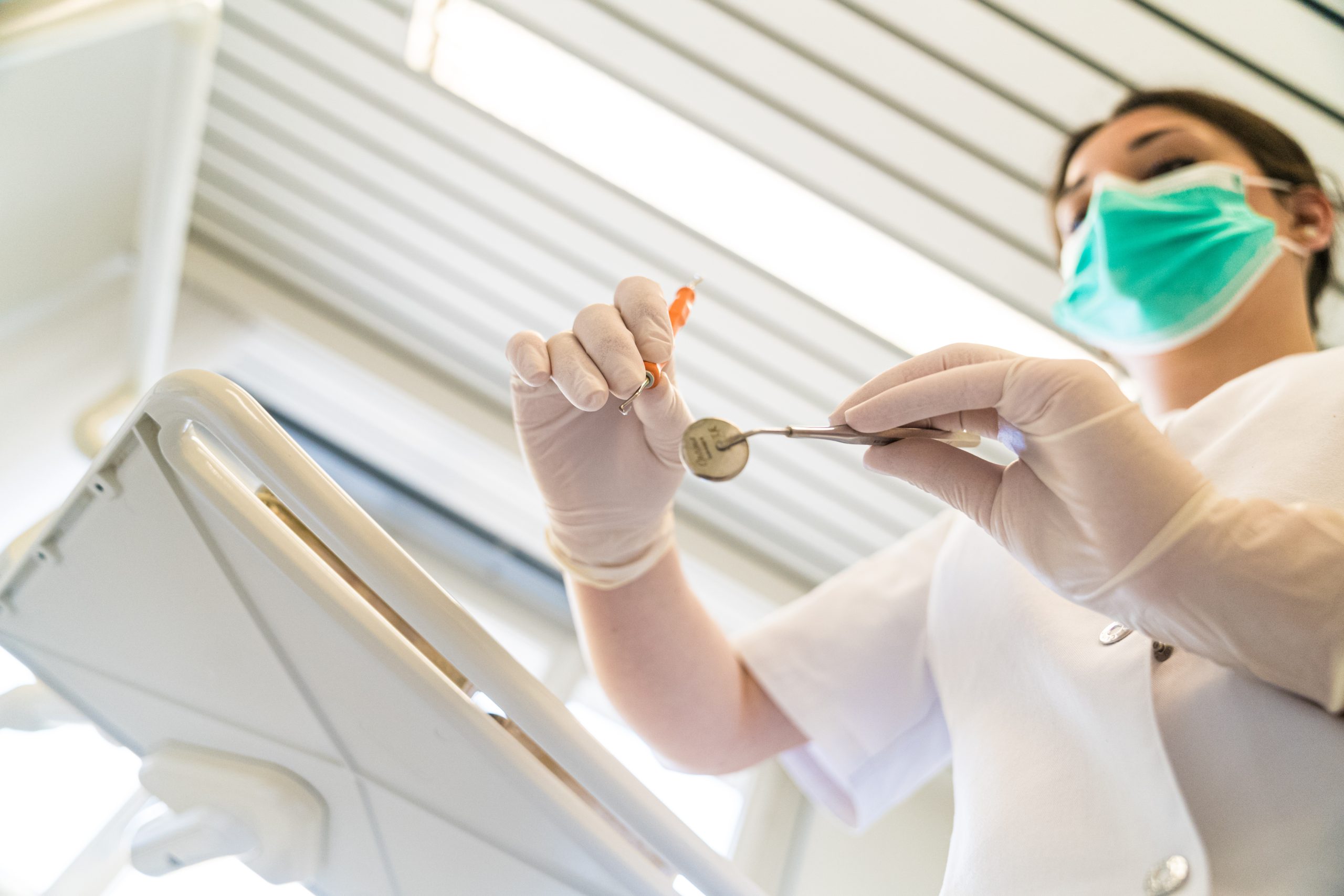 dentysta sprawdzający ból zęba